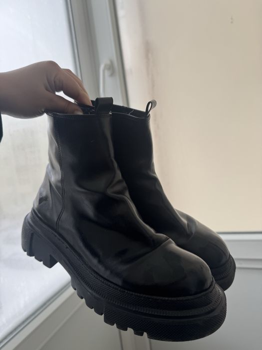 Чоботи чорні на блискавці, розмір 39 (24,5 см), масивна підошва