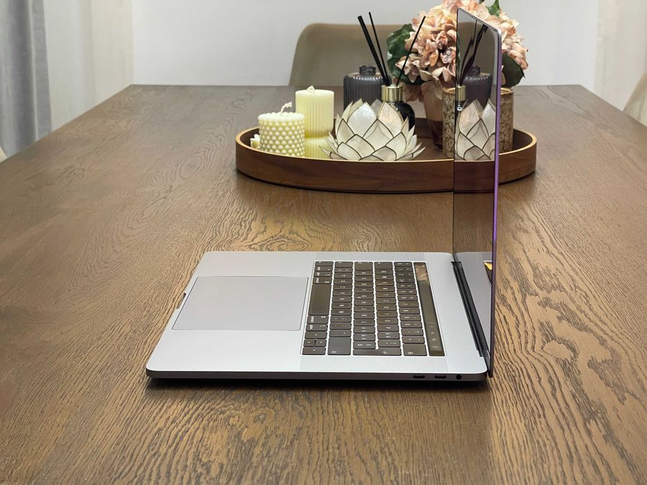 MacBook Pro 15" 2018 - i7 6-core 2.2GHz, 16Gb RAM, SSD 256Gb