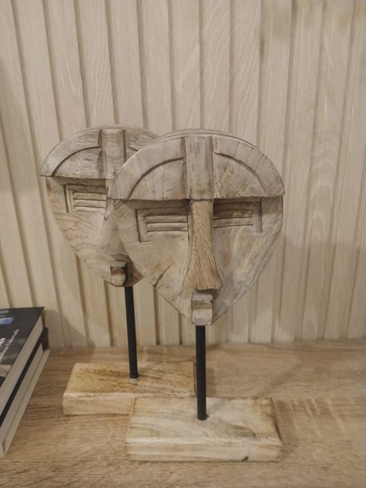 Vendo duas estatuetas de madeira e ferro em optimo estado.