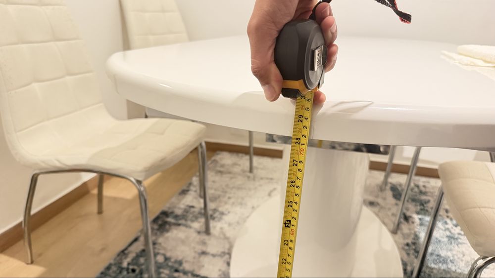 Mesa de jantar oval branca