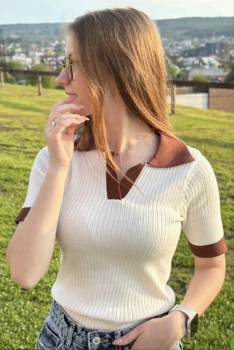 Жіноча футболка поло біла з коричневим коміром в рубчик S/M в стилі old money