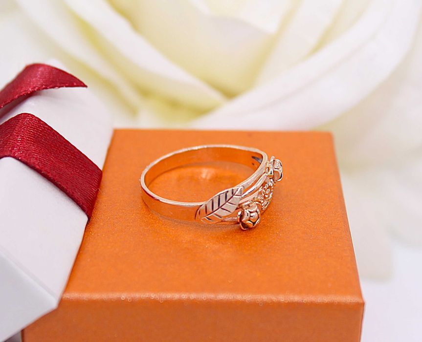 Złoty pierścionek p.585/2,44g z kwiatuszkami na froncie