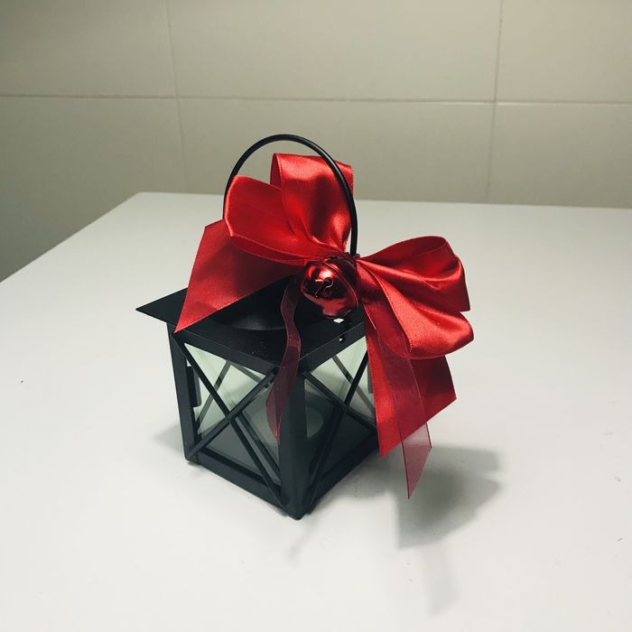 Lanterna preta com enfeite de natal