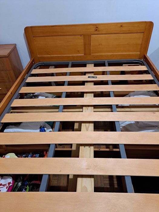 Vendo uma cama de casal completa com 4 gavetas