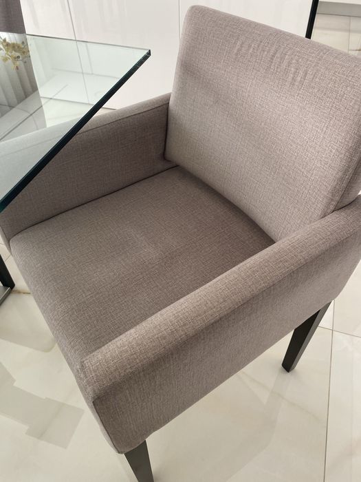 Conjunto de sala: mesa de vidro, 4 cadeiras e 2 poltronas