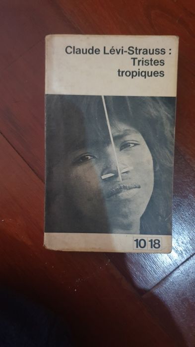 Livros variados.