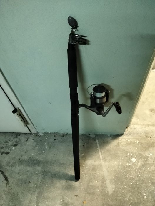 Três Canas de pesca e respetivo material de pesca