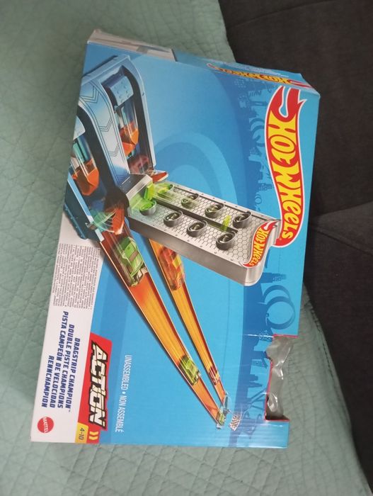 Caixa, pista  e carrinhos hotweels