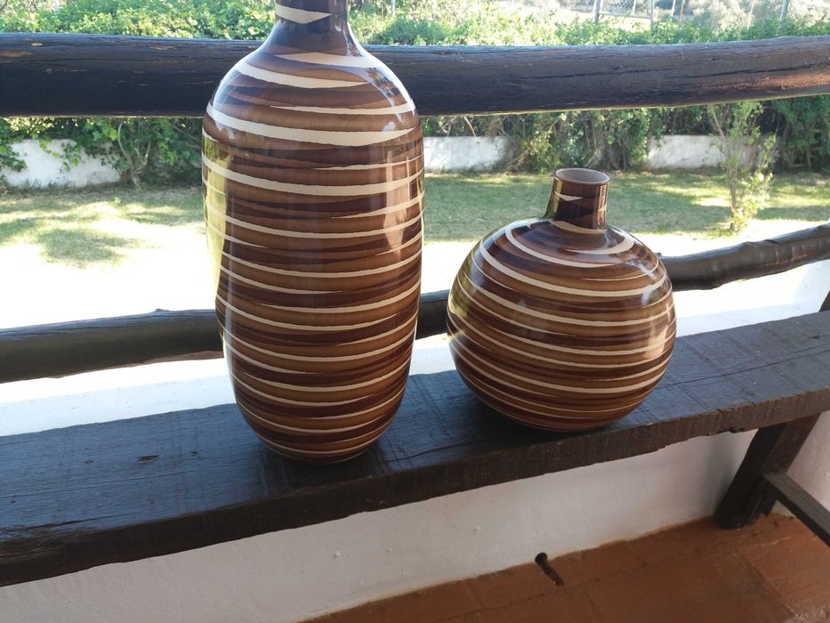 vasos candeeiros sofás maples plantas
