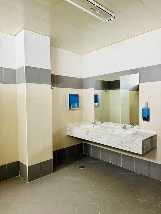 Lojas/ escritório em centro comercial no carregado