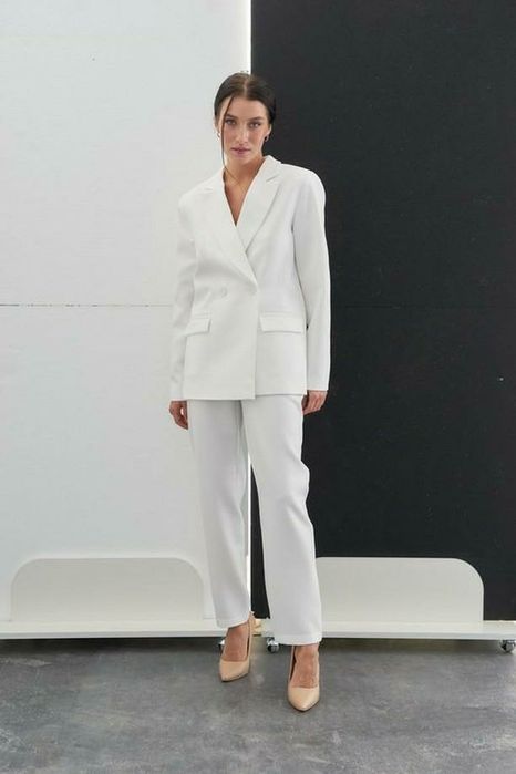 Білий брючний костюм