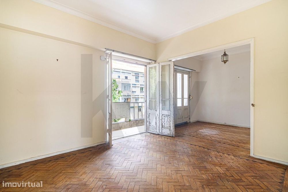 Luz, Espaço e Varandas Generosas | T2 com Potencial Único em Queluz — Queluz E Belas, Lisboa