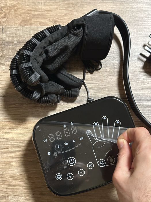 Робот тренажер для лівої руки та пальців після інсульту