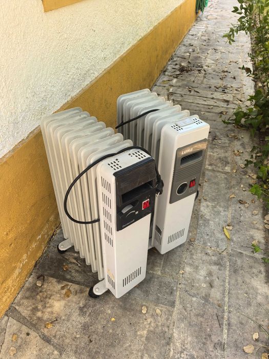 Conjunto de dois aquecedores a óleo.