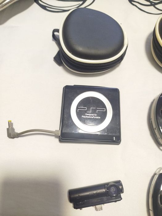 2 PSP com vários acessórios falta carregador