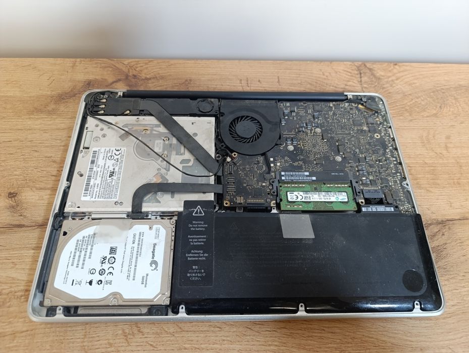 Apple MacBook на запчастини.Плата,матриця,батарея робочі