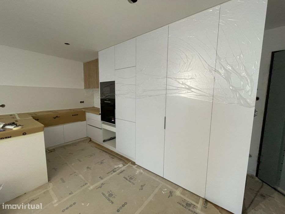 Apartamento NOVO com 2 lugares de garagem e terraço