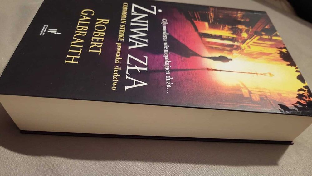 Galbraith, Żniwa zła. Nowa