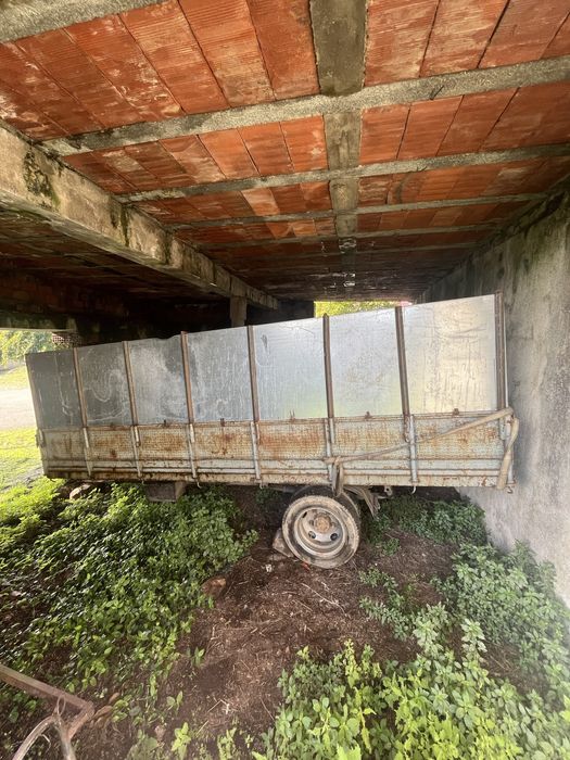 Reboque sem documentos e sem bascula