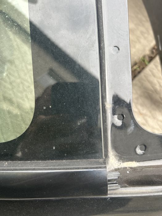 Tesla model 3 Стекло боковое ,форточка треугольник 18-23