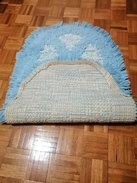 Vendo tapete de artesanato azul e branco