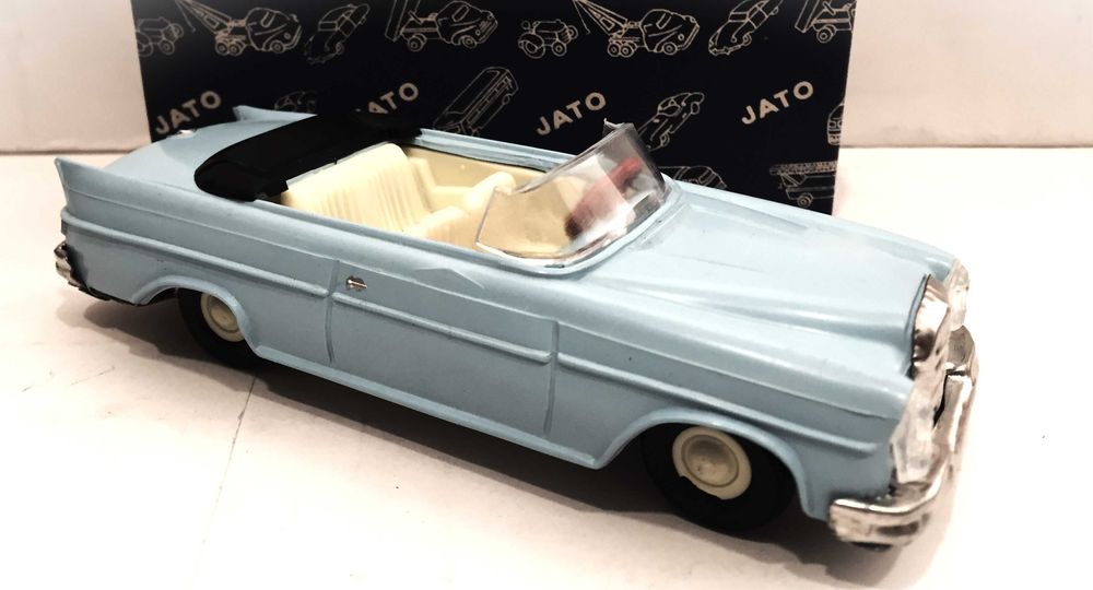 Mercedes antigo descapotável da JATO com fricção