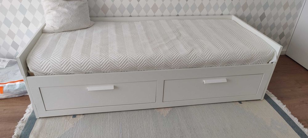 Cama branca extensível