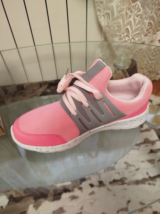 Кросівки жіночі. Нові.