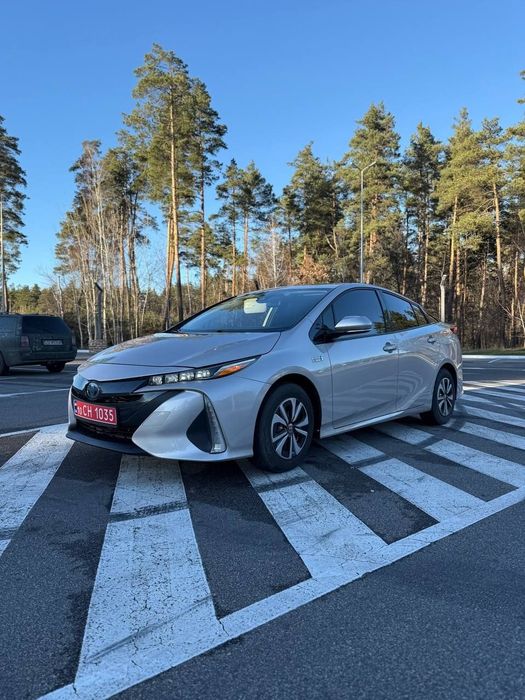 Оренда авто Toyota Prius Plug-In Hybrid, PHEV, Пріус. Аренда, прокат