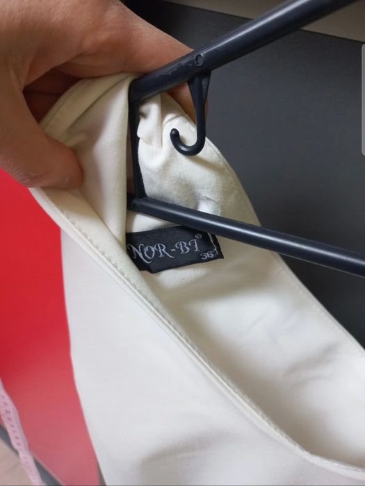 Piękna biala mocno rozkloszowana sukienka