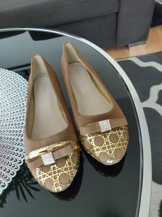 Beżowe baleriny ze złotym noskiem