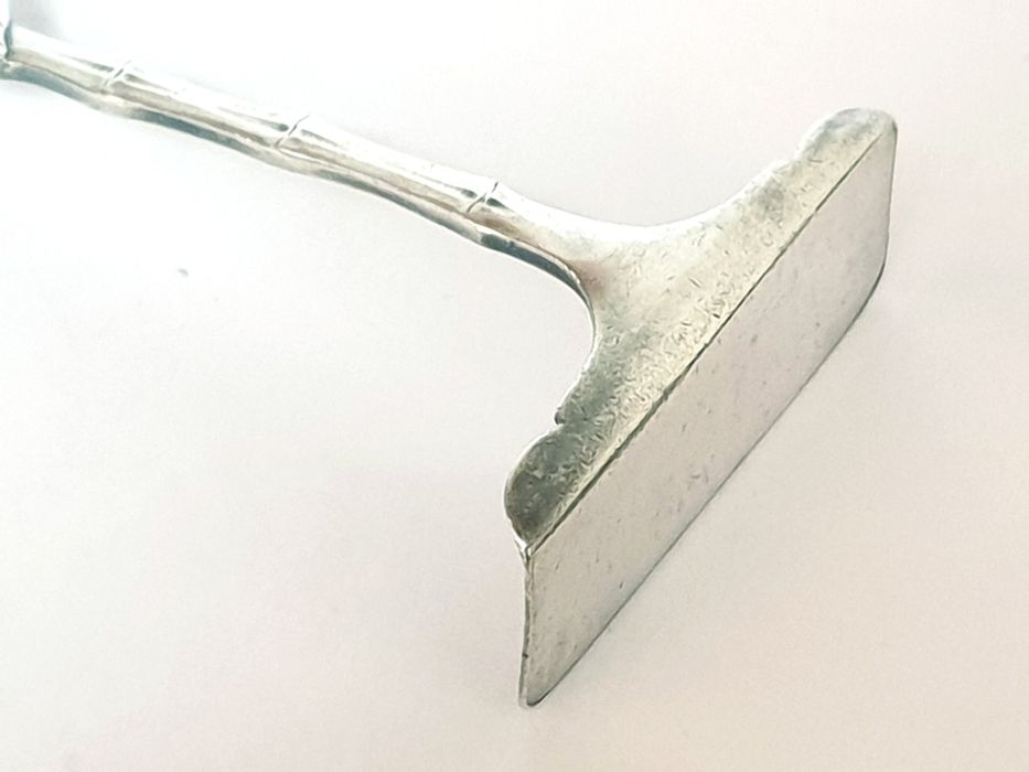 Lindissimo antigo empurrador de papas padrão gato com banho em prata