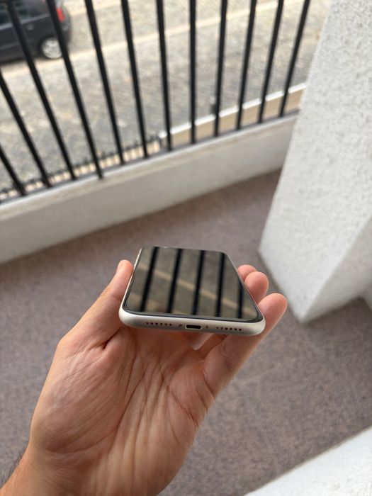 iPhone 11 (Apple)