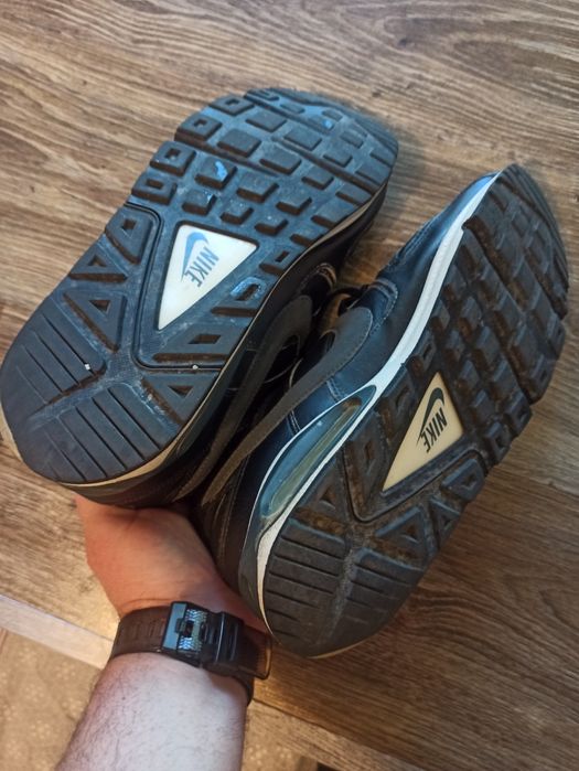 Nike air max command