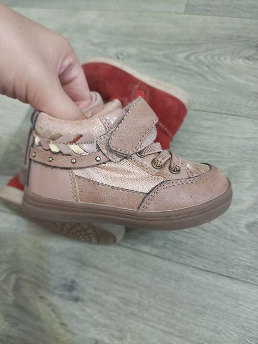 Взуття для дівчинки