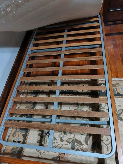 Cama com estrado e colchão