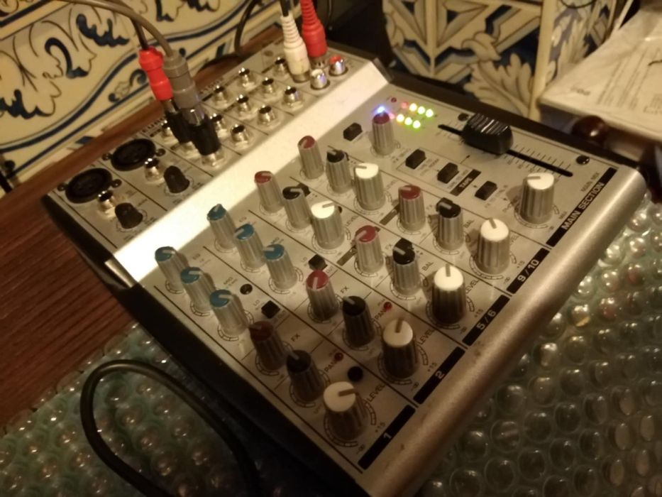 Mesa de estúdio behringer mod UB1002