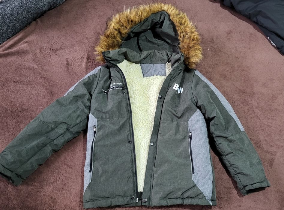 Продам куртки  на 5-6 лет