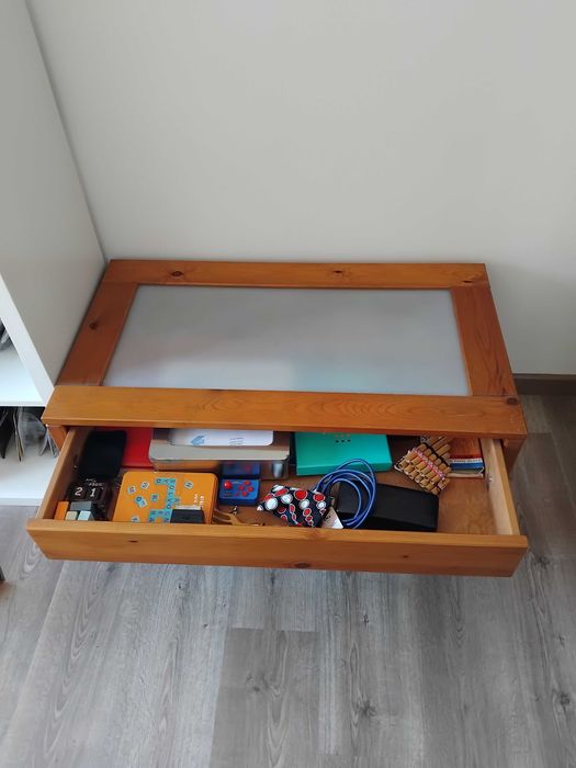 Mesa de Centro / Apoio em madeira com gaveta