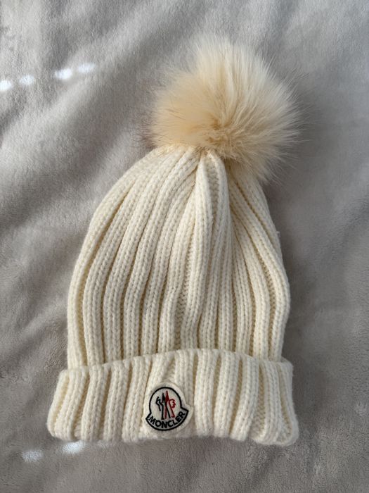 Czapka zimowa Moncler biała z pomponem