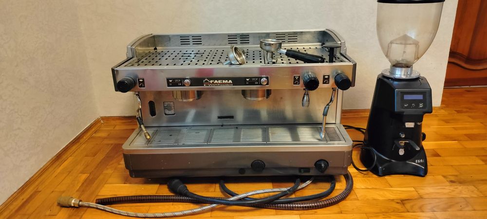 Професійна кавоварка для барів і кафе E98 President, кавомолка.
Деталь