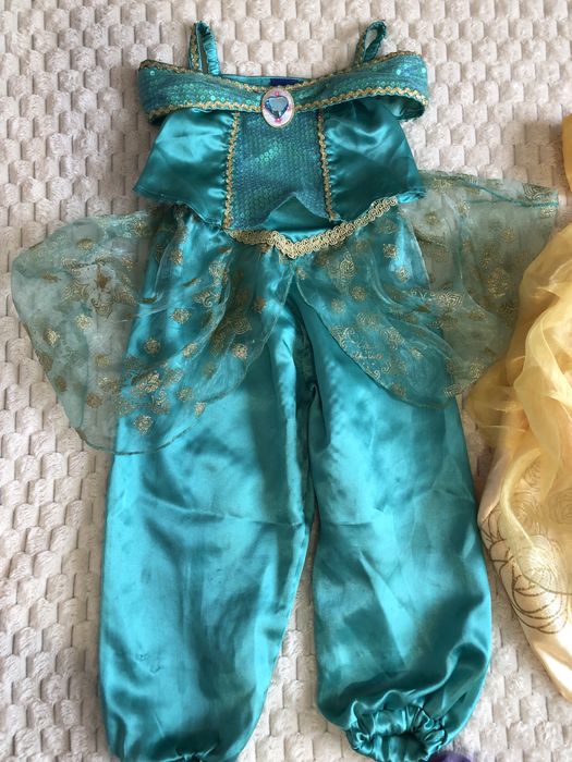 Новорічні сукні принцес Disney та костюм Леді Баг