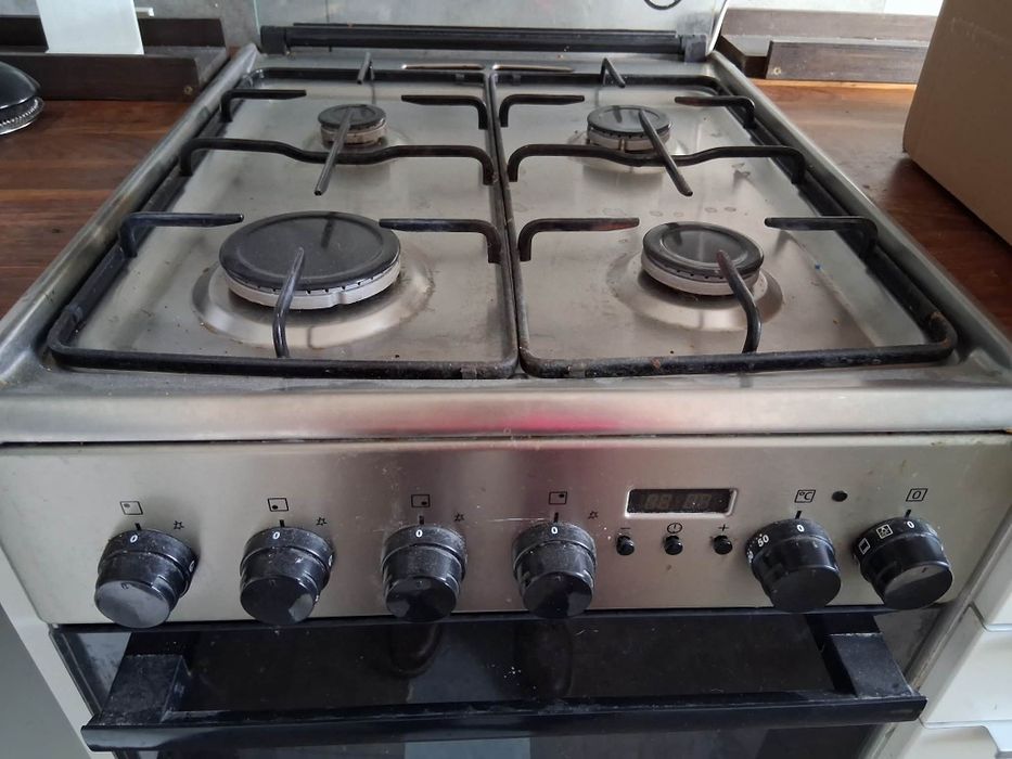 Kuchenka gazowa z piekarnikiem elektrycznym Elektrolux