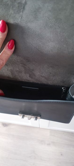 Skórzana torebka Gino Rossi na łańcuszku