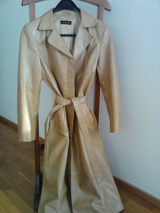 Casaco comprido em pele marca massimo Dutti.