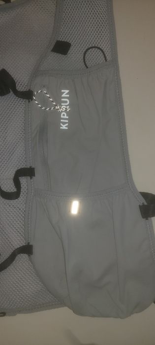 Vendo mochila de hidratação cinza Kiprun de 8L.