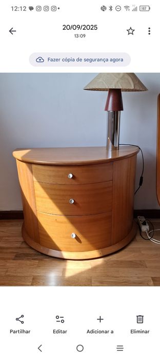 Mobília de quarto em cerejeira com cama articulada com dois colchões.