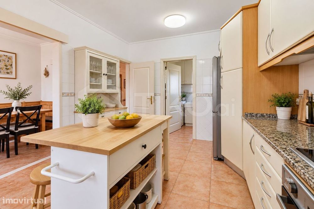 T4 com 209 m², vista 360º, sol todo o dia e garagem de 78 m² | Corroio