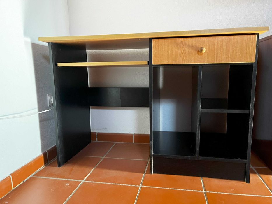 Secretária com arrumação