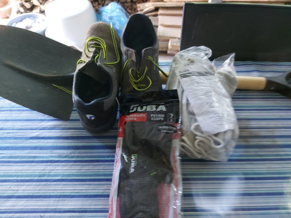 1 pá de construção 5 pares de luvas e 1 par de sapatos novos Robusta
